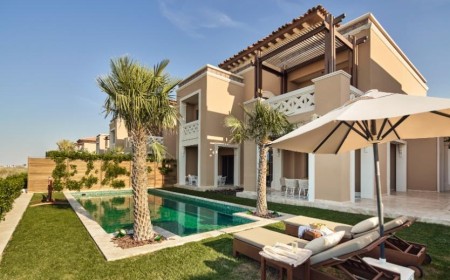 استمتعوا بأعلى درجات الفخامة في فلل كلوب بريفيه الحصرية في منتجع ريكسوس بريميوم جزيرة السعديات