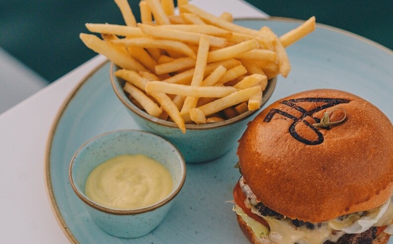 Tee Off & Tuck In: Golf and Gourmet for Dad at Sports Café