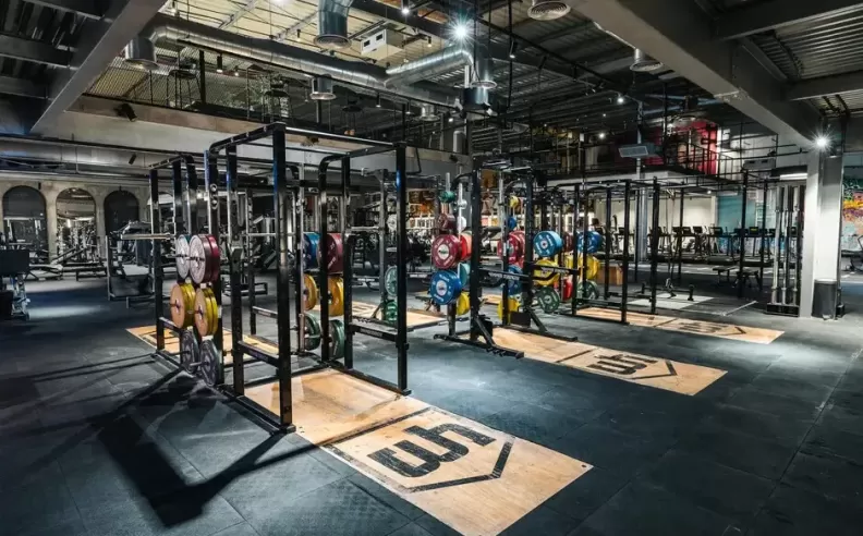 Warehouse Gym: طاقة مختلفة وعقلية الأداء