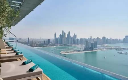 AURA Skypool تفتح أبوابها للعائلات في دبي لتجربة سباحة ليلية لا تفوت