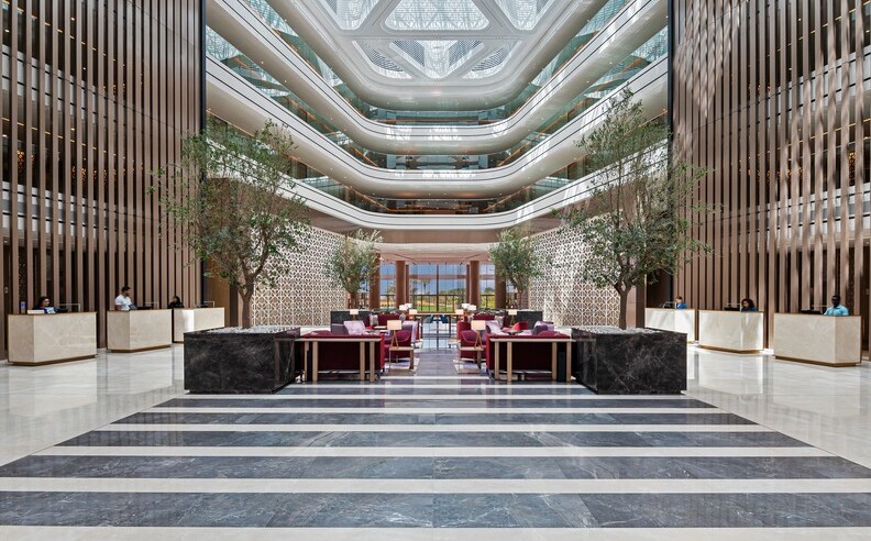 أجنحة فاخرة وتجربة طعام فريدة في ليك فيو