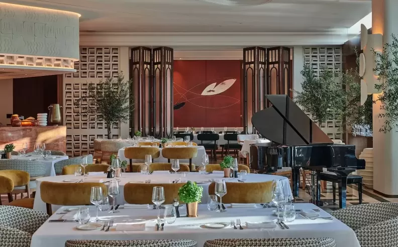 نكهات متوسطية مع لمسة موسيقية في Novikov