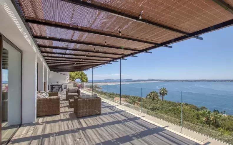 Modern Carqueiranne Villa