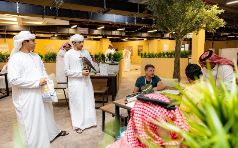 صقارون إماراتيون يشاركون في المزاد الدولي لمزارع إنتاج الصقور 2025 بالرياض