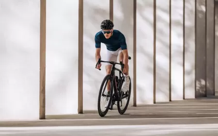 مجموعة ملابس ركوب الدراجات الحصرية من Santini وPirelli