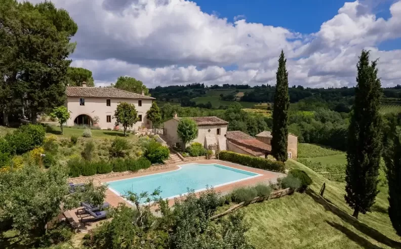 Casale Eleganza among the vines