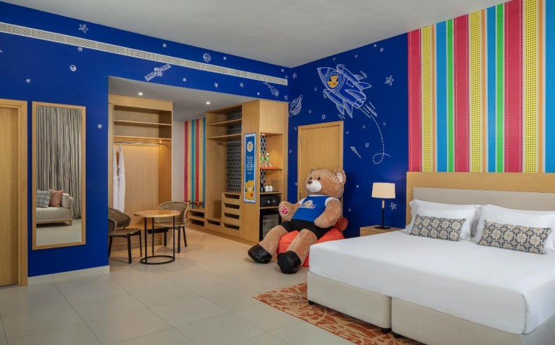 تجارب موسم الأعياد في منتجع سينتارا ميراج بيتش دبي