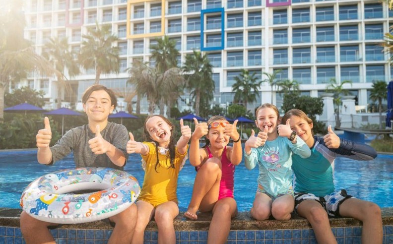 غداء العام الجديد وعروض السبا في منتجع سينتارا ميراج بيتش دبي