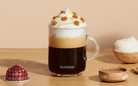 استمتع بعودة نكهات الموسم المحبوبة مع قهوتَي جنجربريد و بيبرمنت بينويل من نسبريسو بإصدار محدود