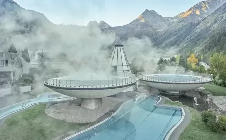 اكتشف عوالم الدفء والترف في أجمل منتجعات الينابيع الساخنة حول العالم