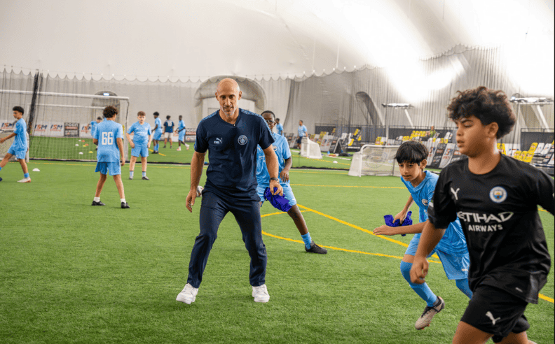 مشجعو مانشستر سيتي يلتقون أسطورة النادي بابلو زاباليتا في أبوظبي ودبي