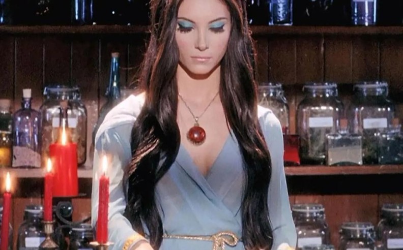 إطلالة Etsy Witch الغامضة