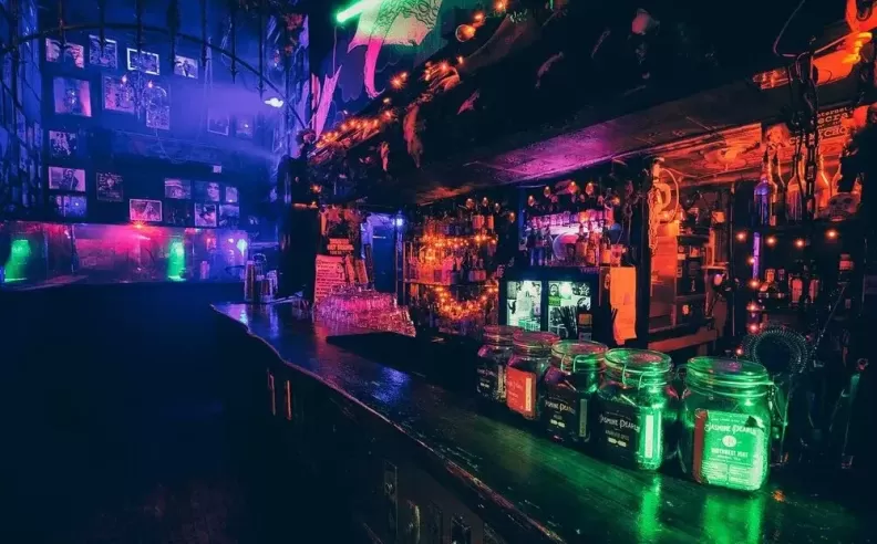 مطعم The Coffin Club في بورتلاند