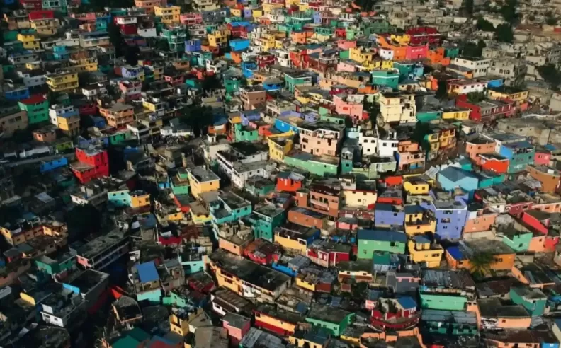 أتقن فن اللقطة العلوية كيف يحول منظور السماء المشهد إلى لوحة سينمائية