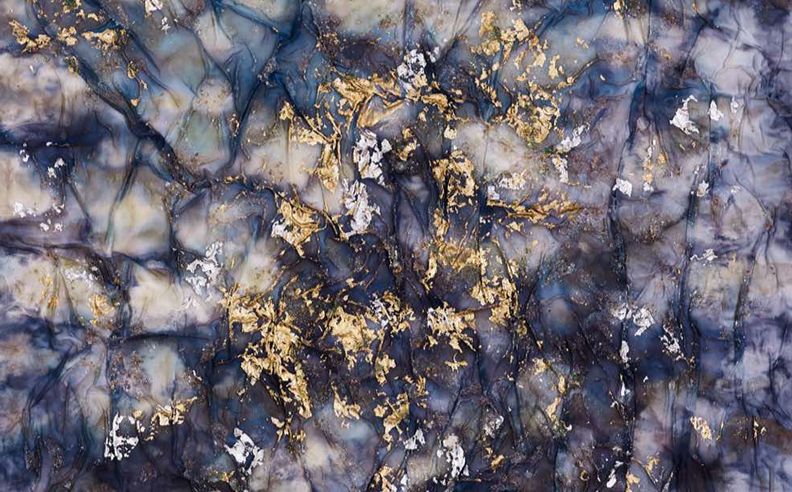 ليليوم آرت: رحلة فنية تجمع بين الهندسة والحرير في دبي