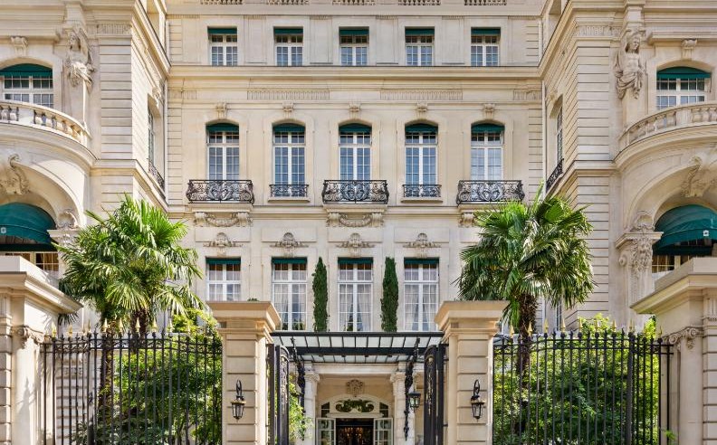 مدينة الأنوار تتألّق ببريق موسم الأعياد في فندق شانغريلا باريس