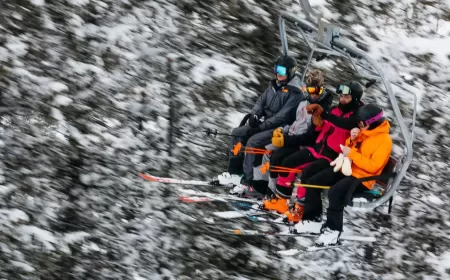 تحد البرد بأناقة أبرز صيحات جاكيتات التزلج الرجالية 2026