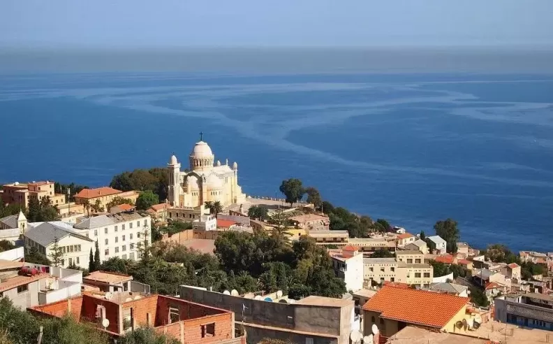 الجزائر تفتح أبوابها من جديد