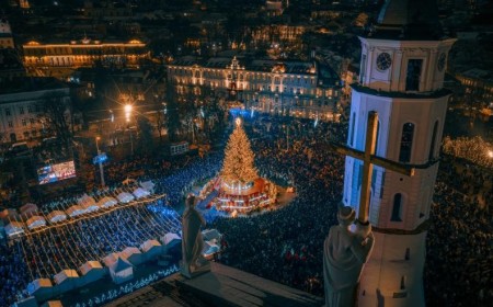 Vilnius Unveils Iconic Christmas Tree