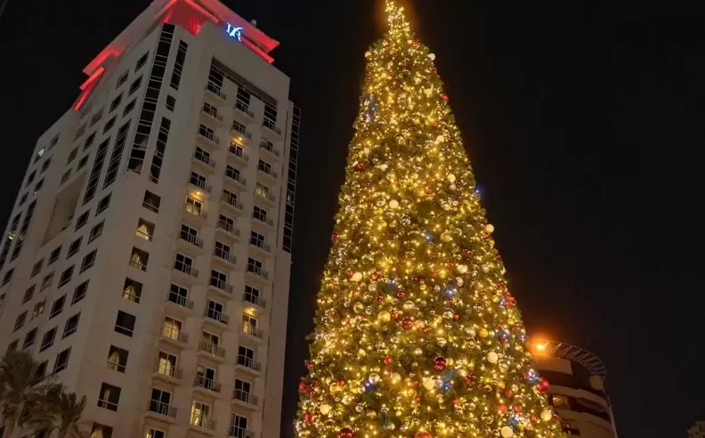 إضاءة شجرة عيد الميلاد