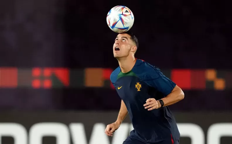 نفوذ يتجاوز أرض الملعب