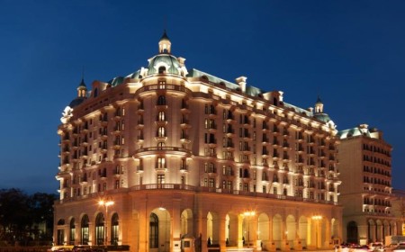 فندق فورسيزونز باكو يحتفل بموسم الأعياد بتجارب غامرة بالبهجة