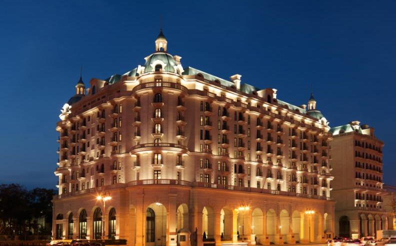 فندق فورسيزونز باكو يحتفل بموسم الأعياد بتجارب غامرة بالبهجة