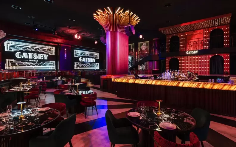 ادخل إلى عالم غاتسبي دبي واكتشف ليلة أسطورية تجمع الفخامة بالعروض الحية