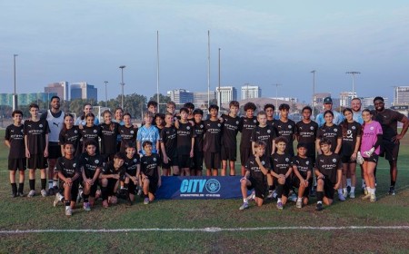 أسطورتا مانشستر سيتي ميكا ريتشاردز وجوليان ليسكوت يشجعان لاعبي كرة القدم الصغار في الإمارات على تطوير مهاراتهم خلال زيارة لهما إلى أبوظبي