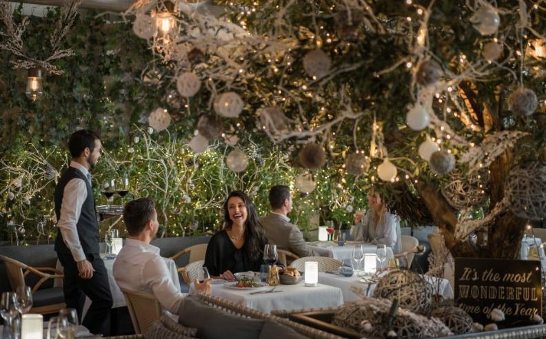 فندق فورسيزونز مركز دبي المالي العالمي يُعلن عن انطلاق موسم الاحتفالات في مطعم مينا براسري
