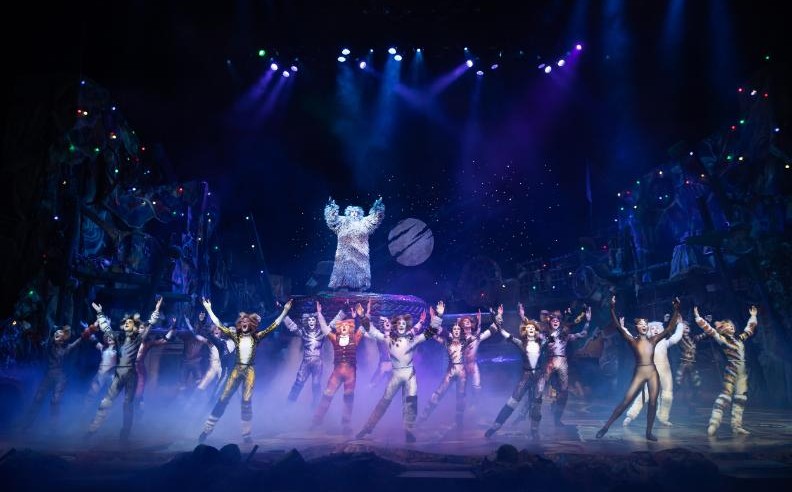 تقديم العرض المسرحي الغنائي كاتس لأول مرة في أبوظبي في مايو 2026