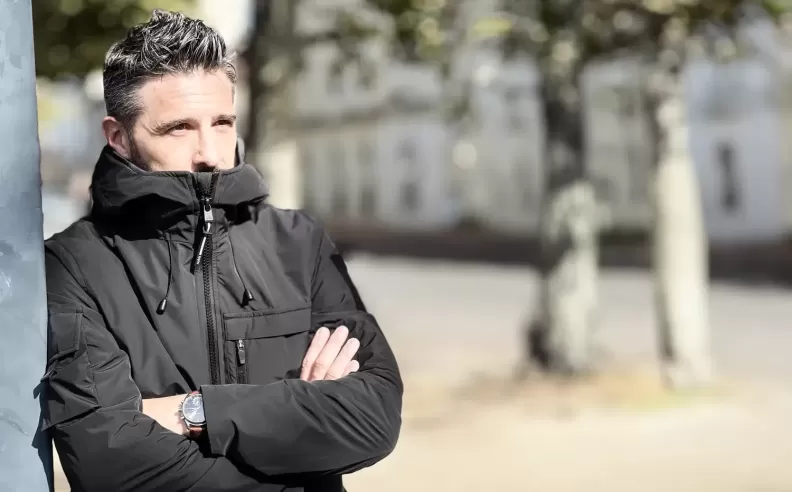 جاكيتات خريفية ذكية تعيد تعريف أناقة الرجل اليومية هذا الموسم