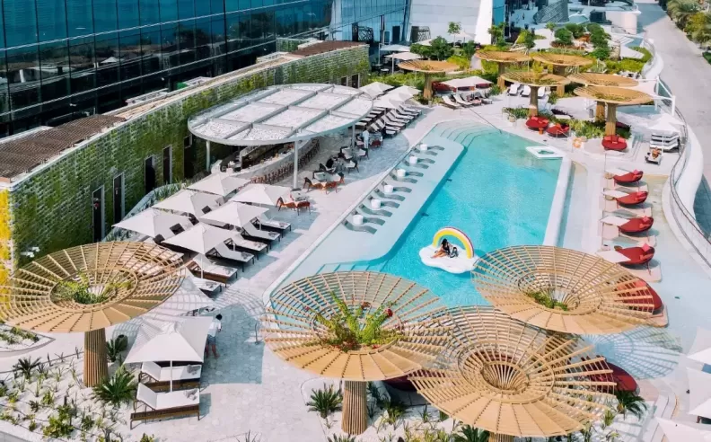 اجواء نهارية واسترخاء بجانب المسبح