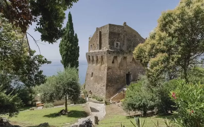 Watching Amalfi اقامة تاريخية بروح عصرية