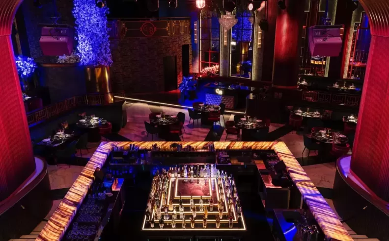 Immersive Pre Show Entertainment and Lounge Atmosphere