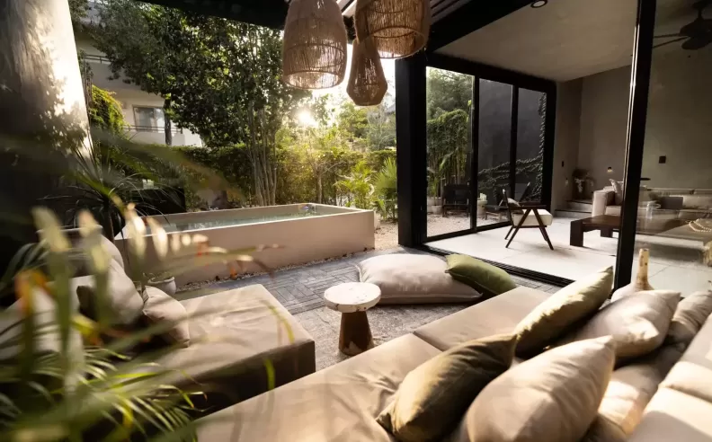 تولوم بطريقتك الخاصة اكتشف إقامات Airbnb التي تعكس أسلوب حياة مختلف على الشاطئ المكسيكي