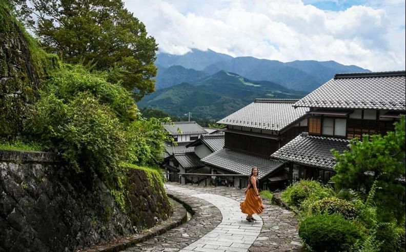 Walking Through Time: The Post Towns of the Nakasendo