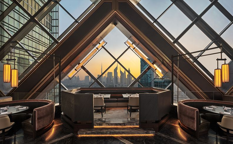 تصميم نوبو الداخلي وموقعه الفريد وسياسة الأعمار