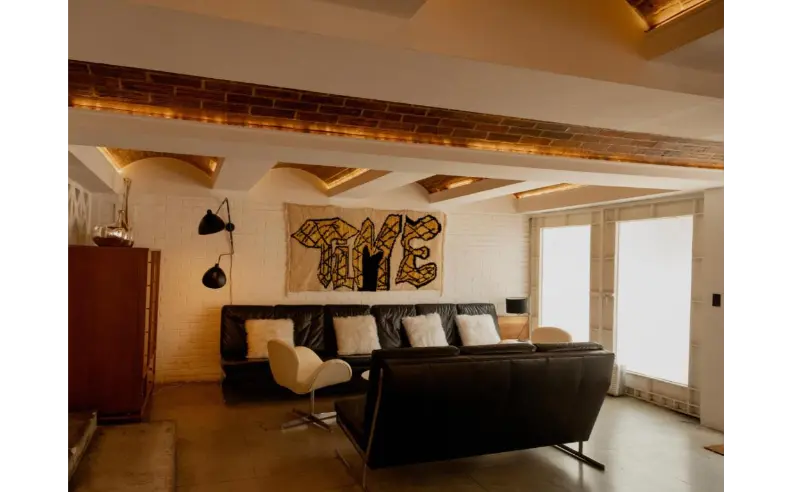 A setting shaped by modernist heritage