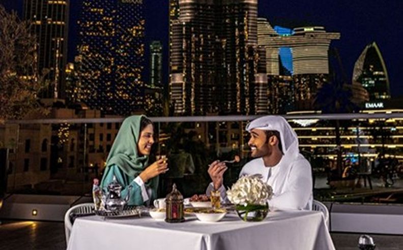 الإفطار في ردهة المسبح لوما