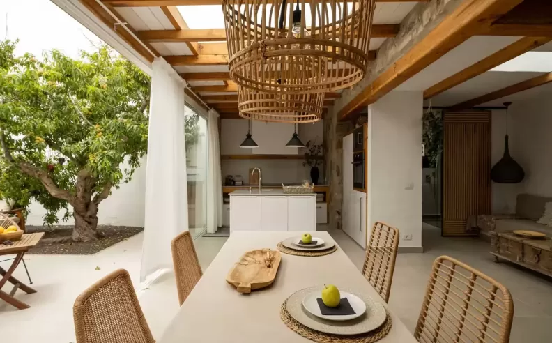 Minimal White Studio in Mancha Blanca