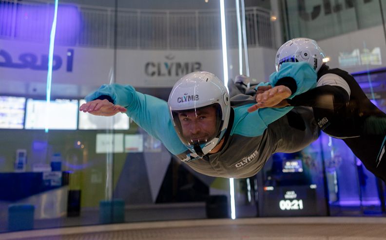 أبوظبي وجهة مثالية للعائلات مع كريس هيمسوورث وإلسا باتاكي