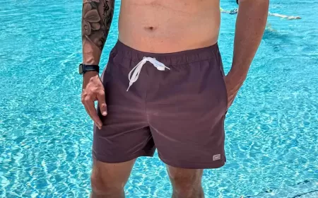 شورتات السباحة الجاهزة للسفر: دليل الرجل لاختيار الراحة والأناقة على الشاطئ