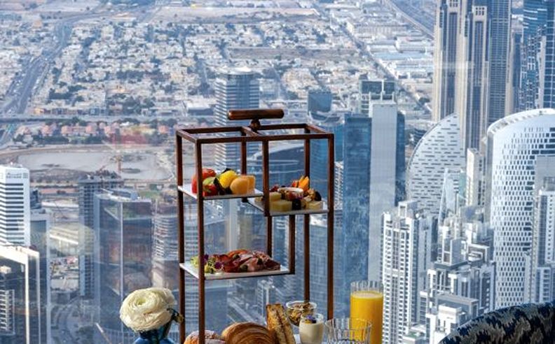 بهجة الصباح مع تجربة إفطار فاخرة في مطعم أتموسفير في برج خليفة