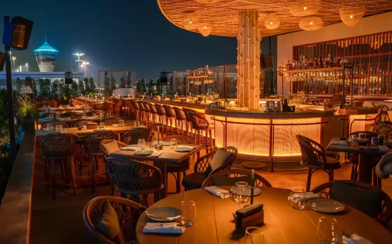 عشاء انيق على الواجهة البحرية في Bar Du Port