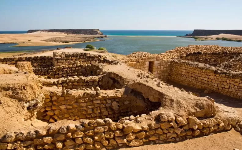 سمهرم ووادي دربات بين التاريخ والطبيعة