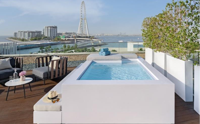 أجنحة جاكوزي فاخرة في منتجع شاطئ العنوان دبي