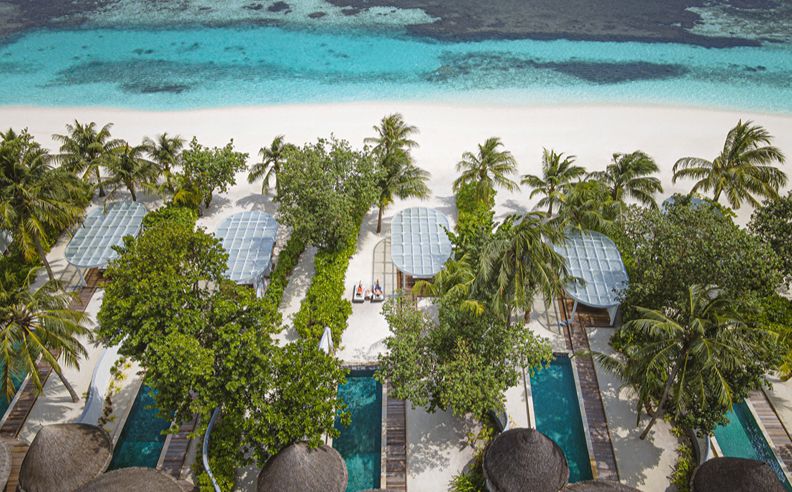 منتجع فورسيزونز كودا هورا: رفاهية واسترخاء على شواطئ المالديف