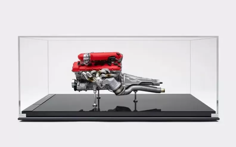 قوة 12Cilindri في صورة هندسية نقية