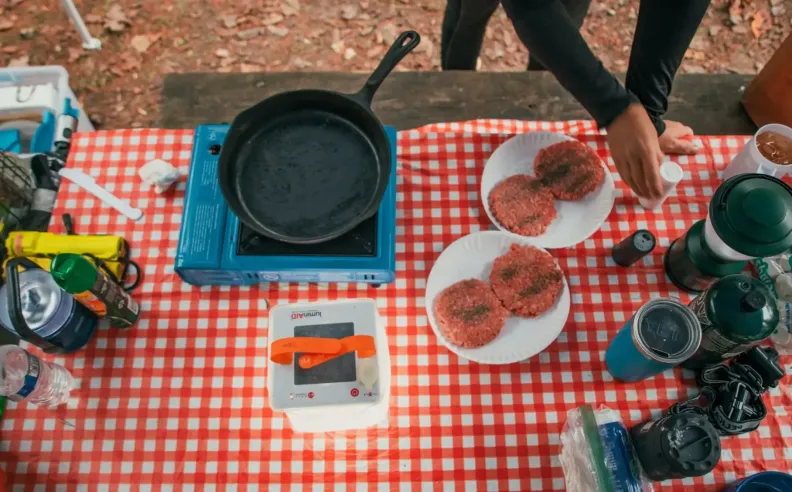 تجهيز الطعام وأدوات المطبخ في التخييم